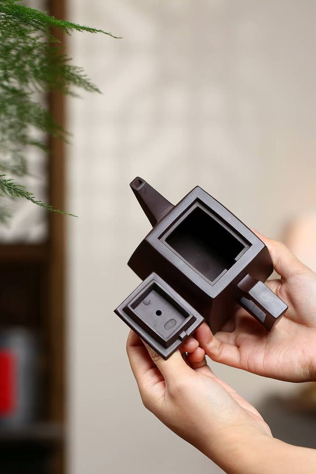 Handmade Yixing Zisha Teapot "Sheng Fang" | 升方 - 190ml