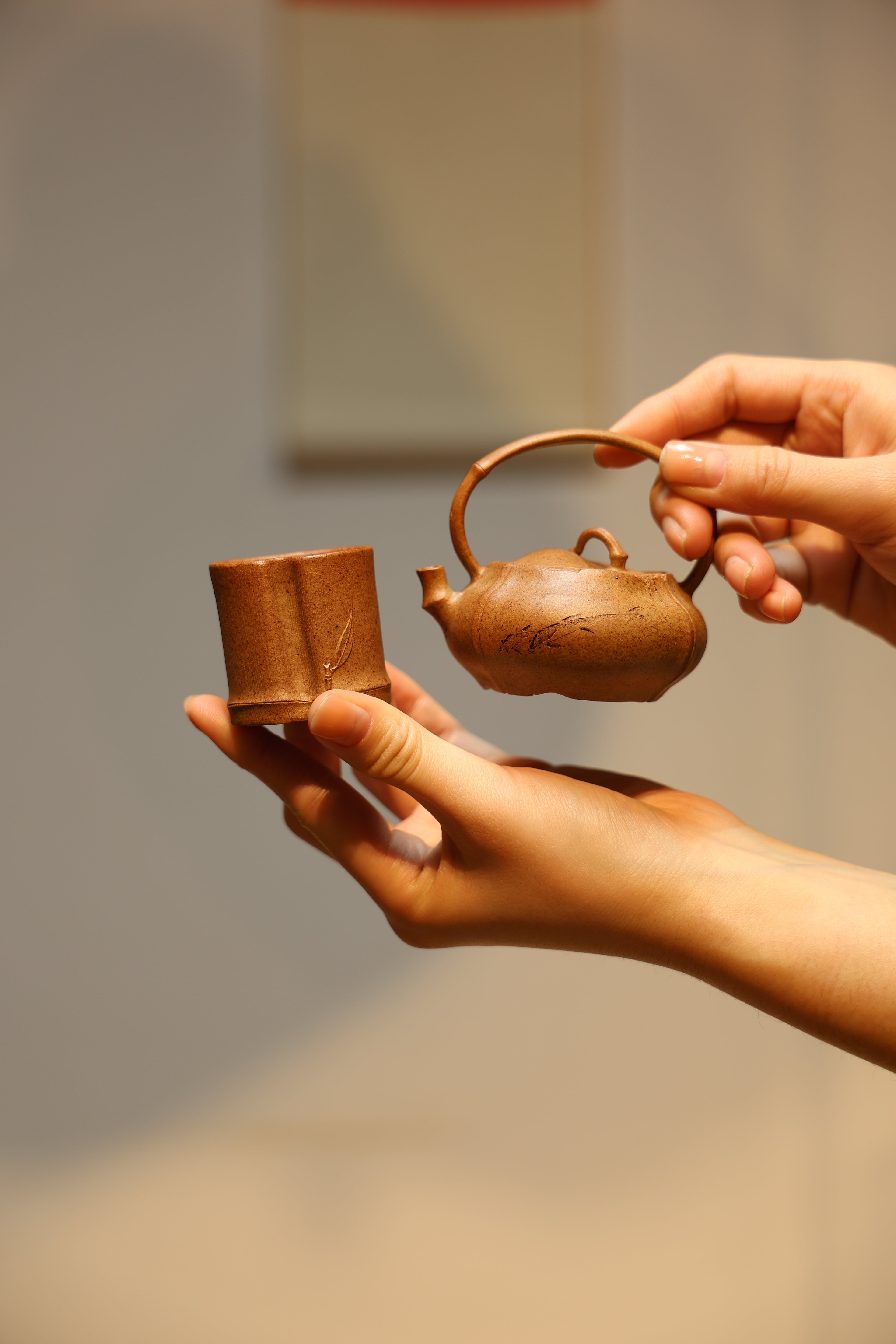 Handmade Yixing Zisha Teapot "Hua Yu Ti Liang" (Eclosion) | 化羽提梁 - 90ml