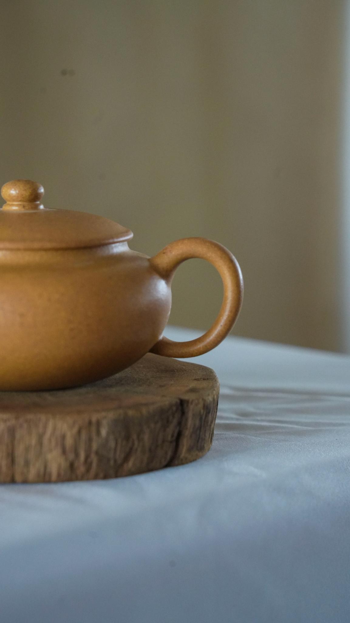 Handmade Yixing Zisha Teapot "Su Ying" (Plain Shadow) | 素影 - 150ml