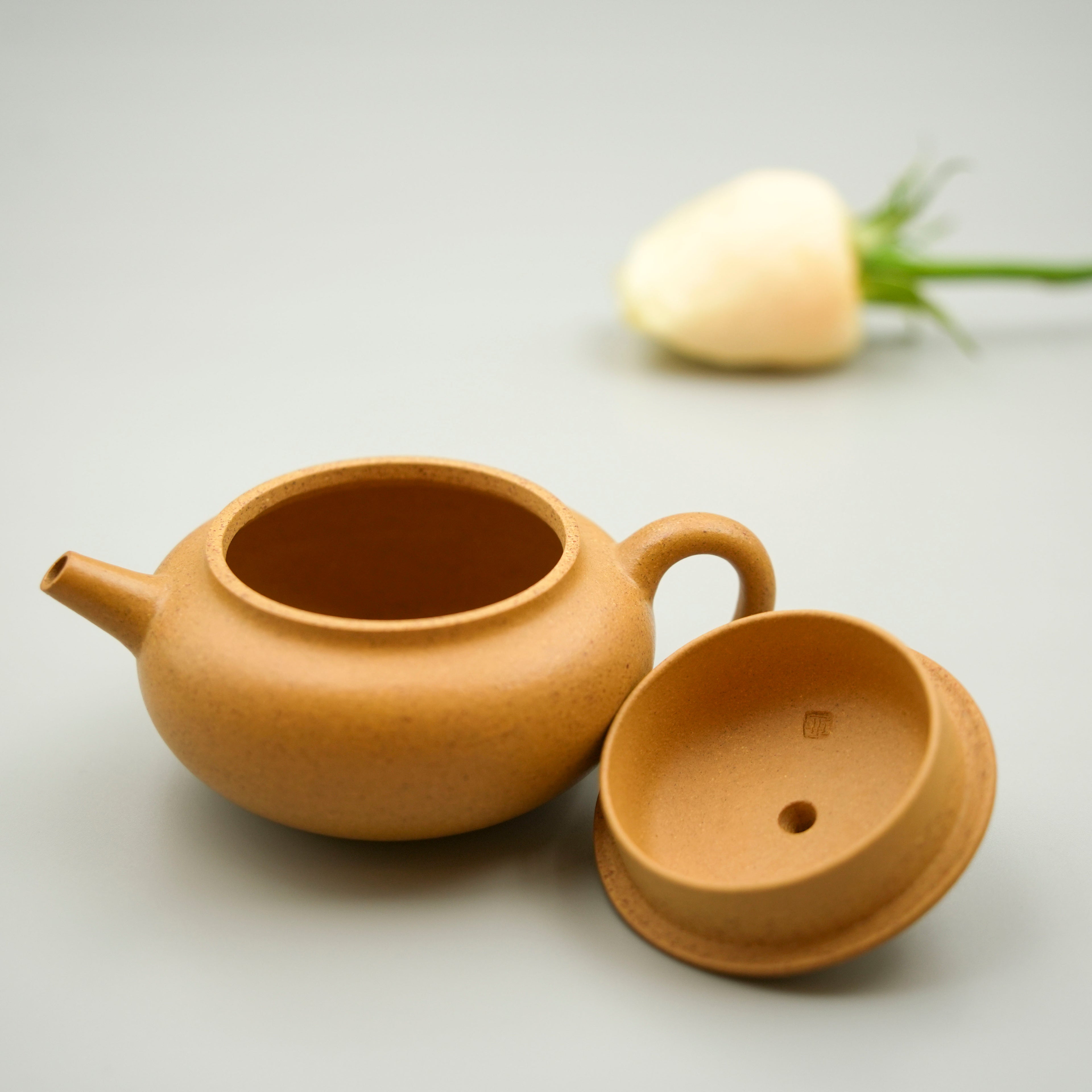 Handmade Yixing Zisha Teapot "Su Ying" (Plain Shadow) | 素影 - 150ml
