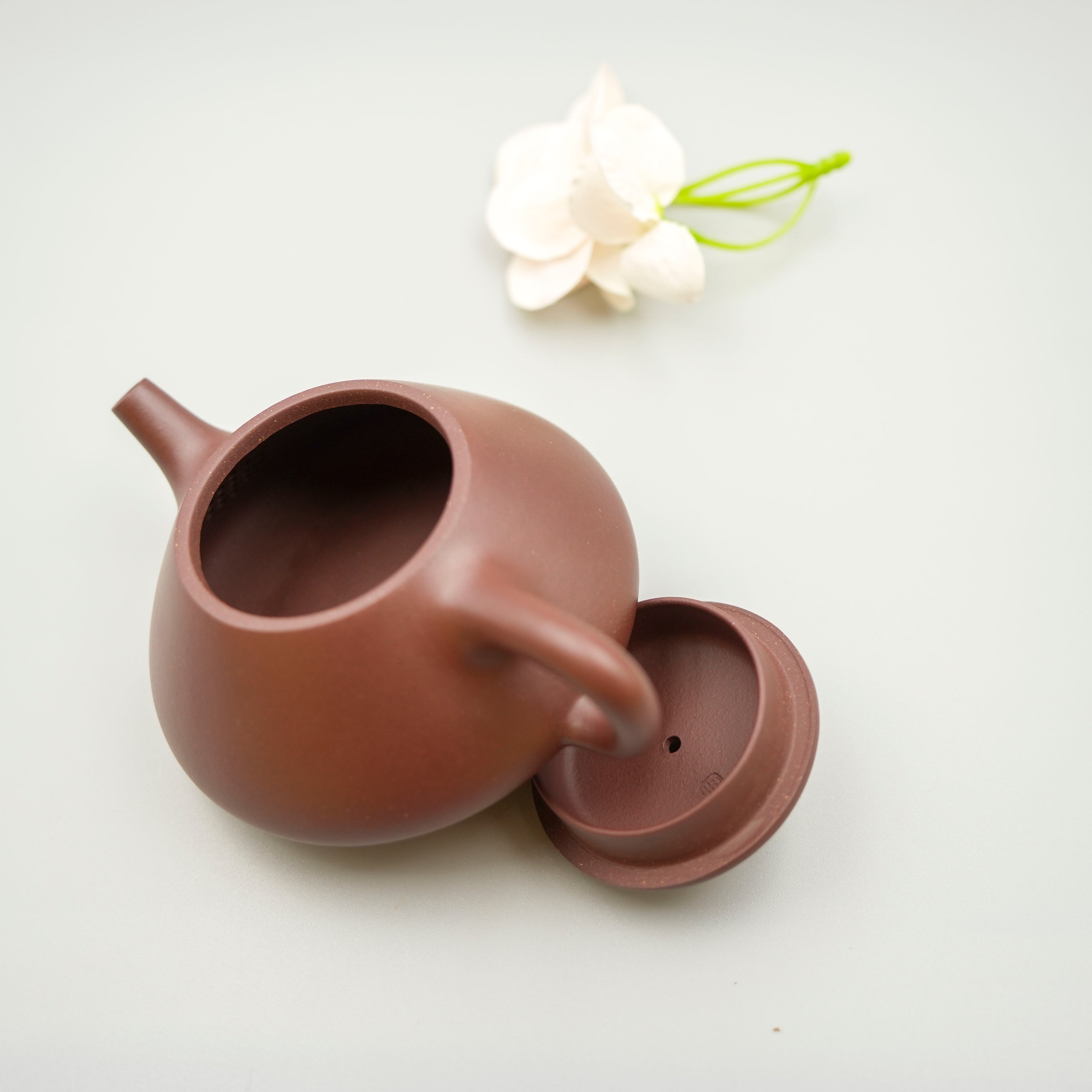 Handmade Yixing Zisha Teapot "Flat-Lid Shi Piao" | 平盖石瓢 - 220ml